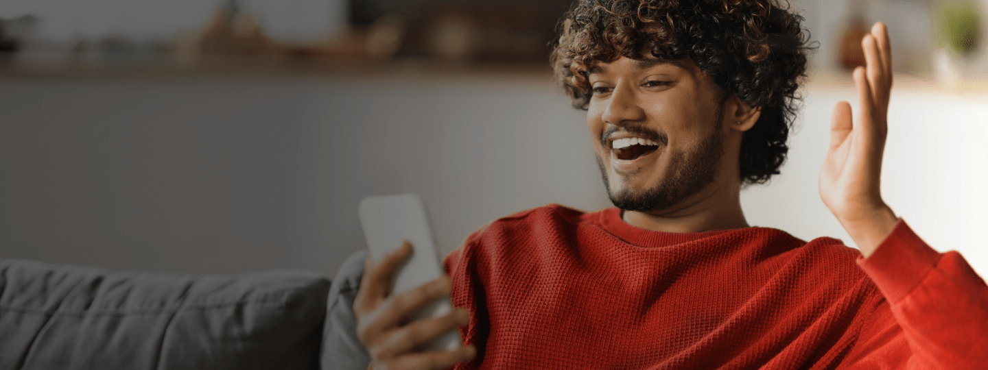 Homem com celular em suas mãos