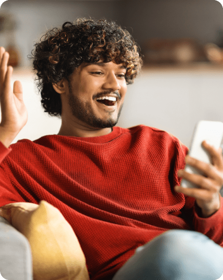 Homem com um celular na mão